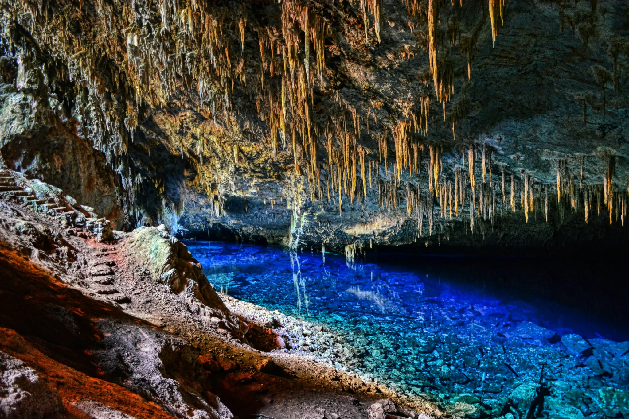 Gruta do Lago Azul, com água de azul intenso