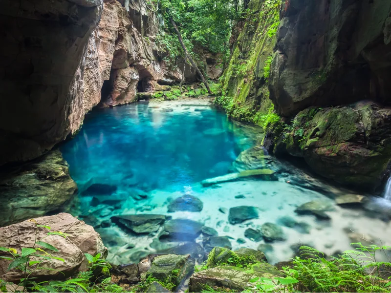 Poço de água cristalina entre o verde na Chapada das Mesas