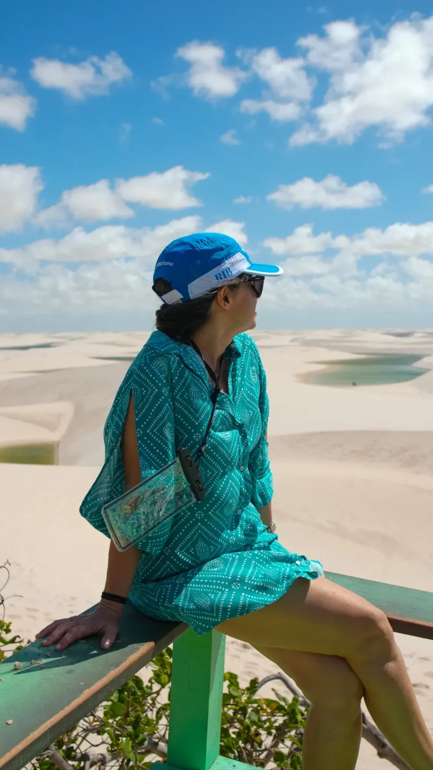 Viajante sentado nas dunas brancas dos Lençóis Maranhenses