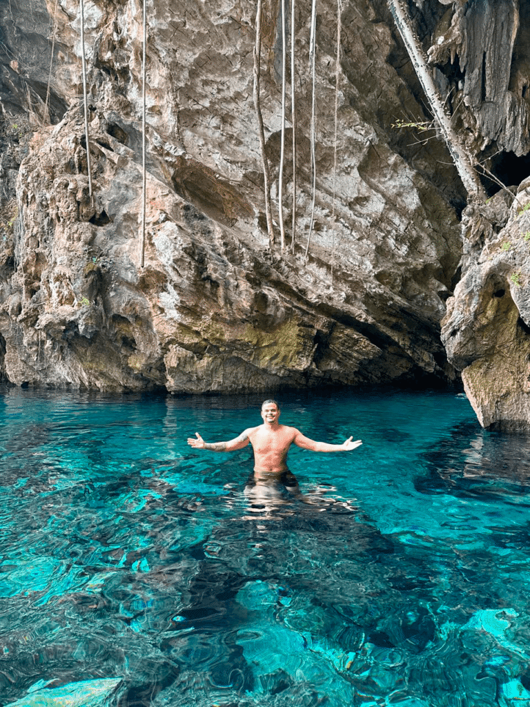 Banho na Lagoa do Japonês, uma gruta de água azul