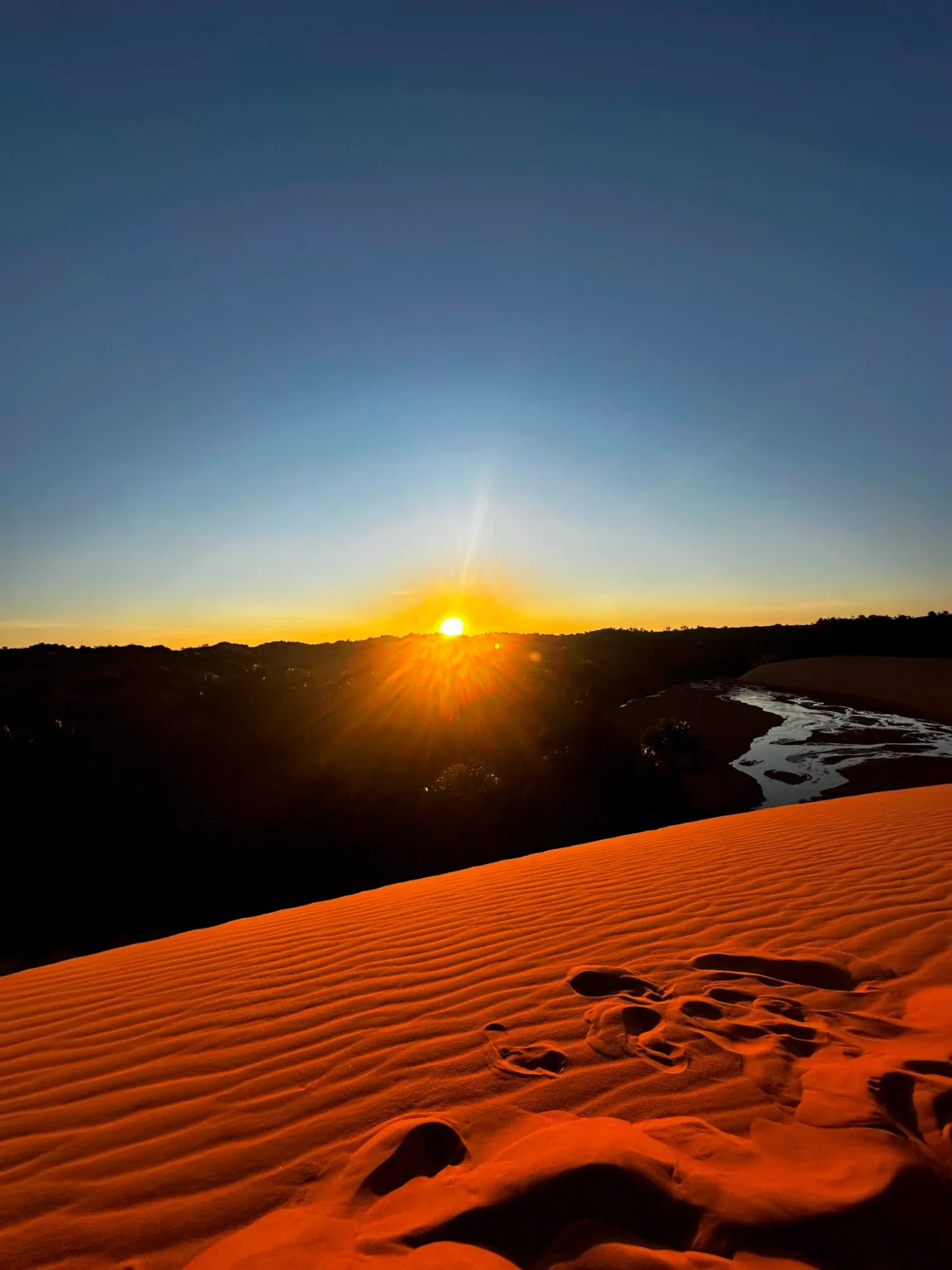 Pôr do sol alaranjado nas dunas do Jalapão