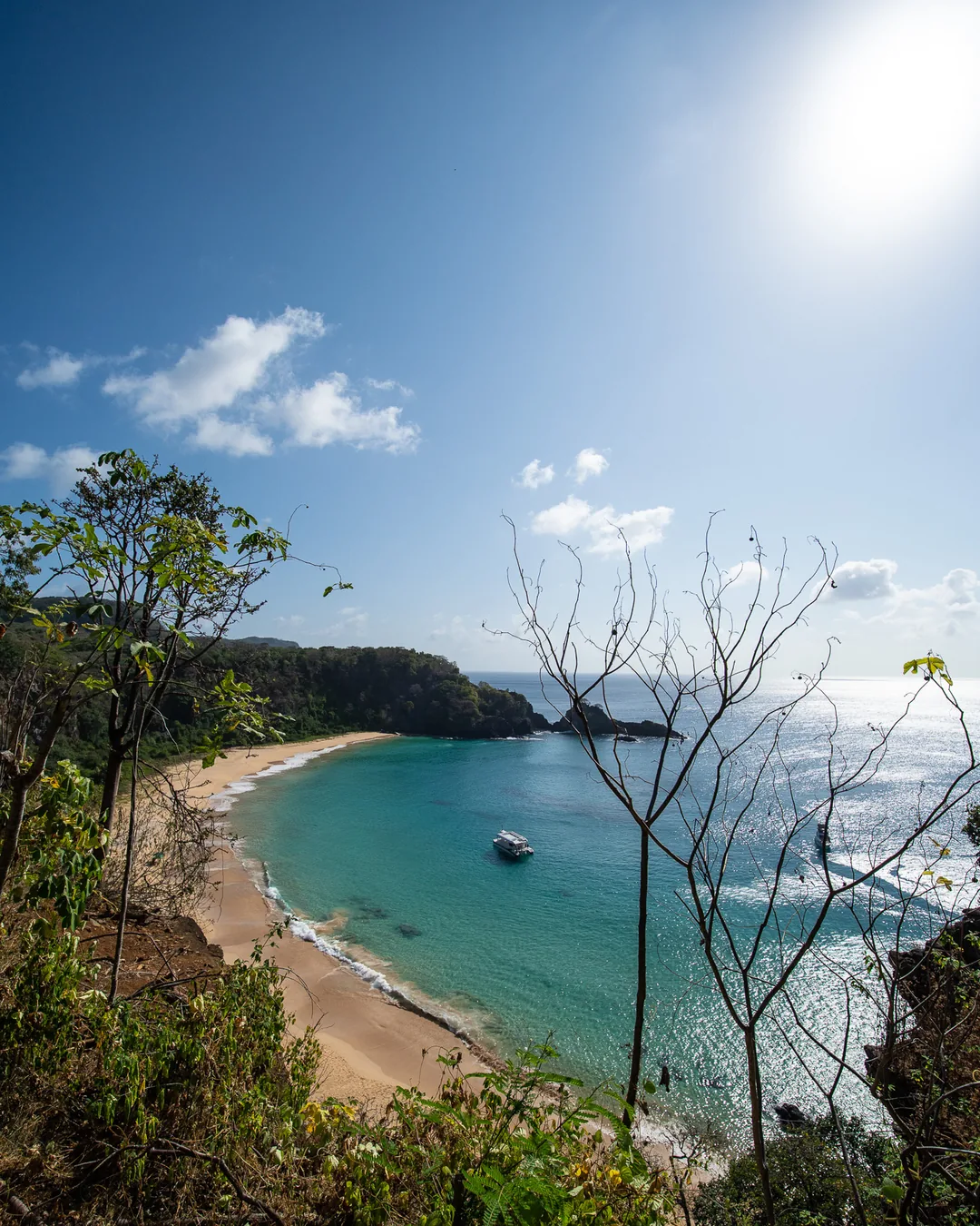 Praia de águas azuis vista do alto de um mirante, em Fernando de Noronha