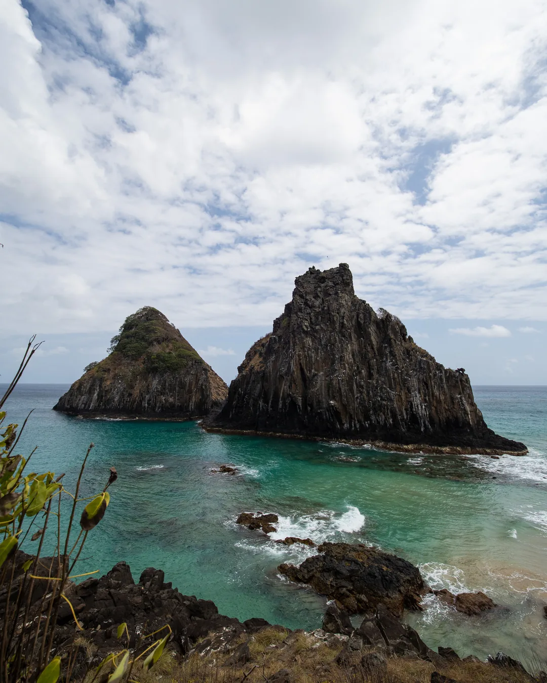 Morro Dois Irmãos visto do mirante, em Fernando de Noronha