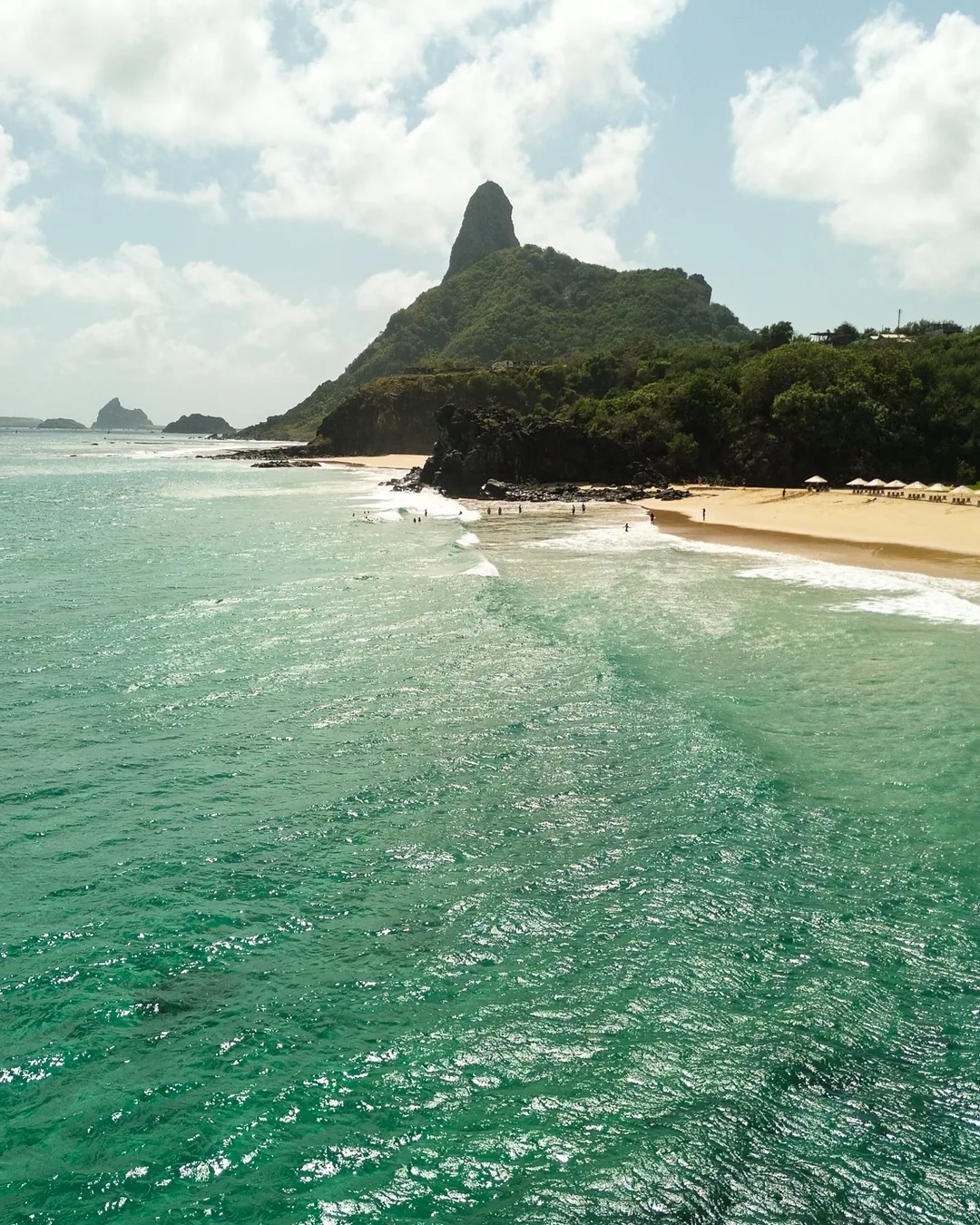 Mar verde com o Morro do Pico ao fundo, em Fernando de Noronha